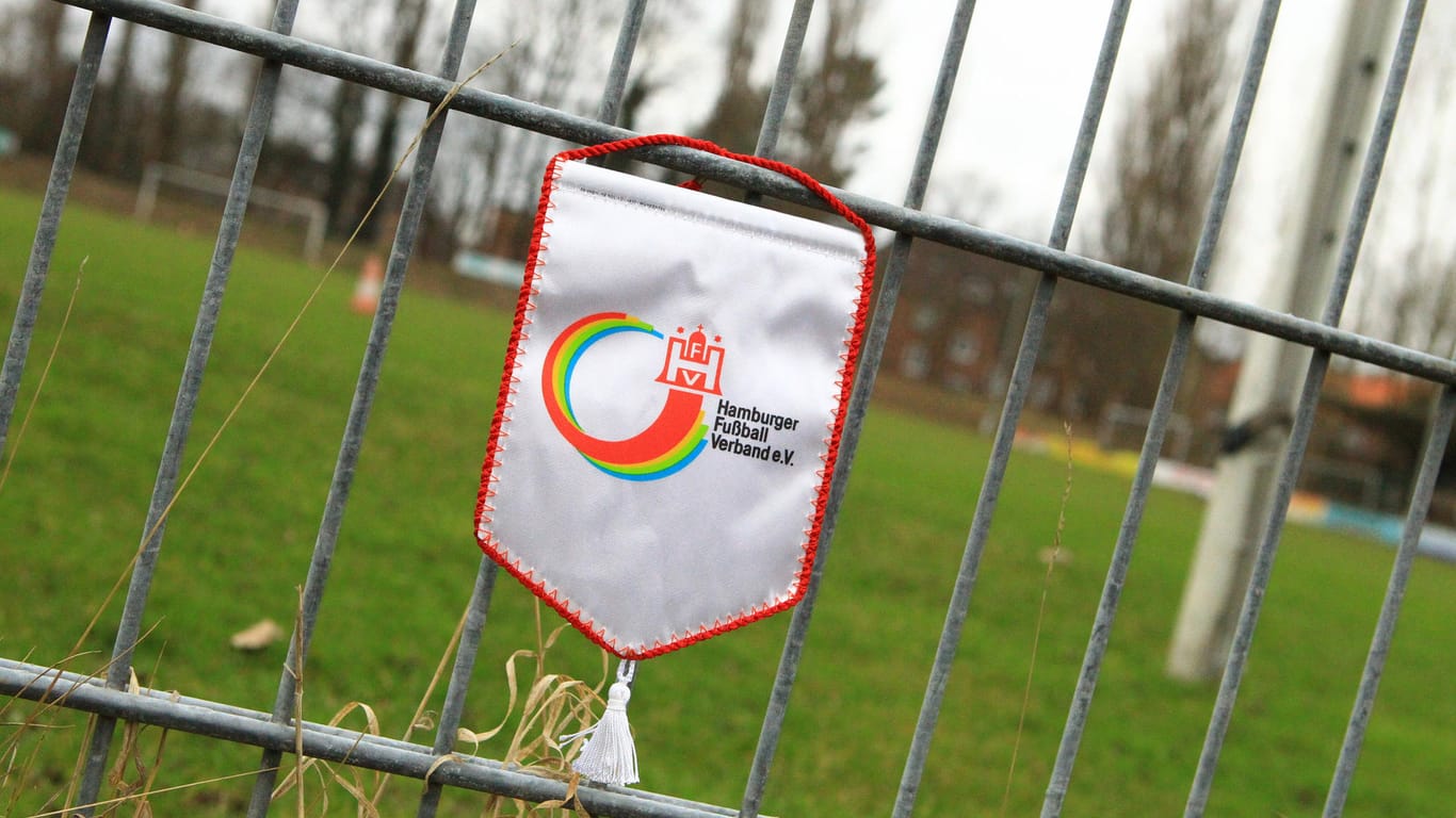 Ein Wimpel des Hamburger Fußball-Verbands hängt am Zaun (Symbolbild): Der HFV hat die Saison 2020/21 wegen Corona abgesagt.