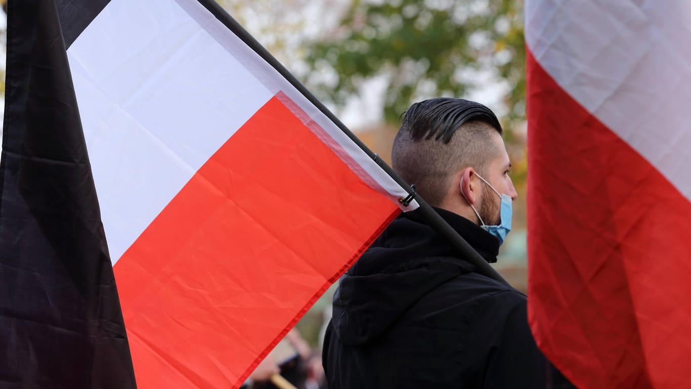 Demoteilnehmer mit Reichsflagge (Symbolfoto): Die Dokumente richten sich dem Bericht zufolge gegen "politisch und gesellschaftlich engagierte Personen und Organisationen".