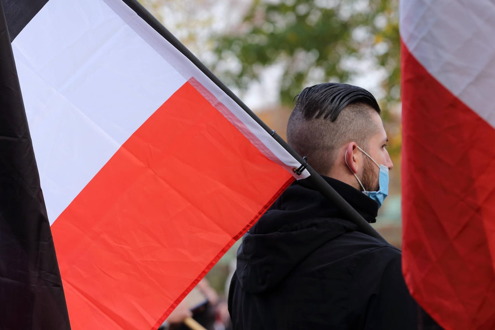Demoteilnehmer mit Reichsflagge (Symbolfoto): Die Dokumente richten sich dem Bericht zufolge gegen "politisch und gesellschaftlich engagierte Personen und Organisationen".