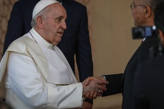 Der irakische Staatschef Barham Salih (r) empfängt Papst Franziskus im Präsidentenpalast.
