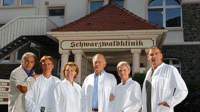 Christian Kohlund (l-r), Alexander Wussow, Gaby Dohm, Klausjürgen Wussow, Eva Habermann und Sascha Hehn bei den Dreharbeiten für die Jubiläumssendung der "Schwarzwaldklinik" (2004.