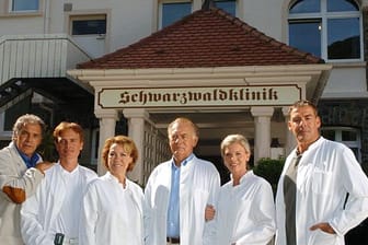Christian Kohlund (l-r), Alexander Wussow, Gaby Dohm, Klausjürgen Wussow, Eva Habermann und Sascha Hehn bei den Dreharbeiten für die Jubiläumssendung der "Schwarzwaldklinik" (2004.