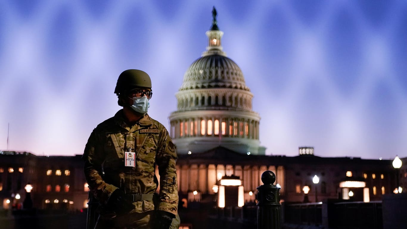 Ein Nationalgardist vor dem US-Kapitol: Ursprünglich sollte der Einsatz in dieser Woche enden.