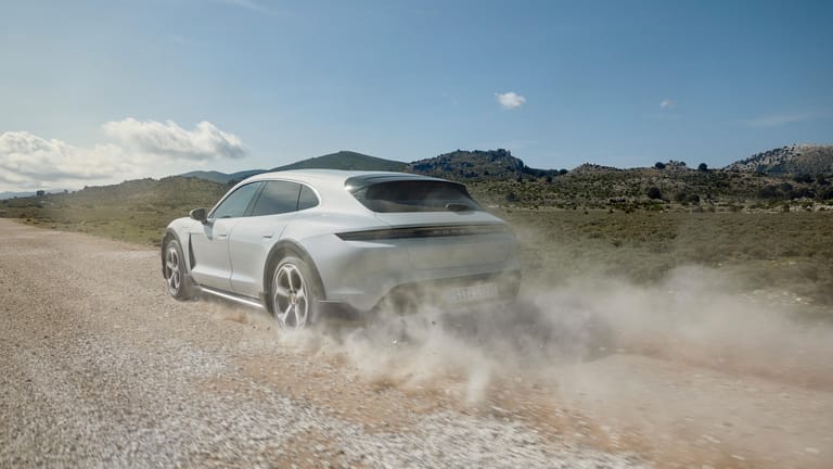 Porsche Taycan Cross Turismo: Ein spezieller "Gravel"-Mode der Traktionskontrolle soll dem Wagen auch abseits des Asphalts zu besserer Bodenhaftung verhelfen.