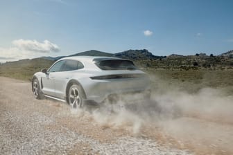 Porsche Taycan Cross Turismo: Ein spezieller "Gravel"-Mode der Traktionskontrolle soll dem Wagen auch abseits des Asphalts zu besserer Bodenhaftung verhelfen.