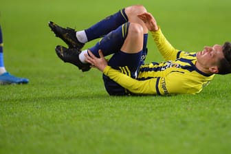 Schreckmoment: Mesut Özil liegt gegen Antalyaspor verletzt am Boden.