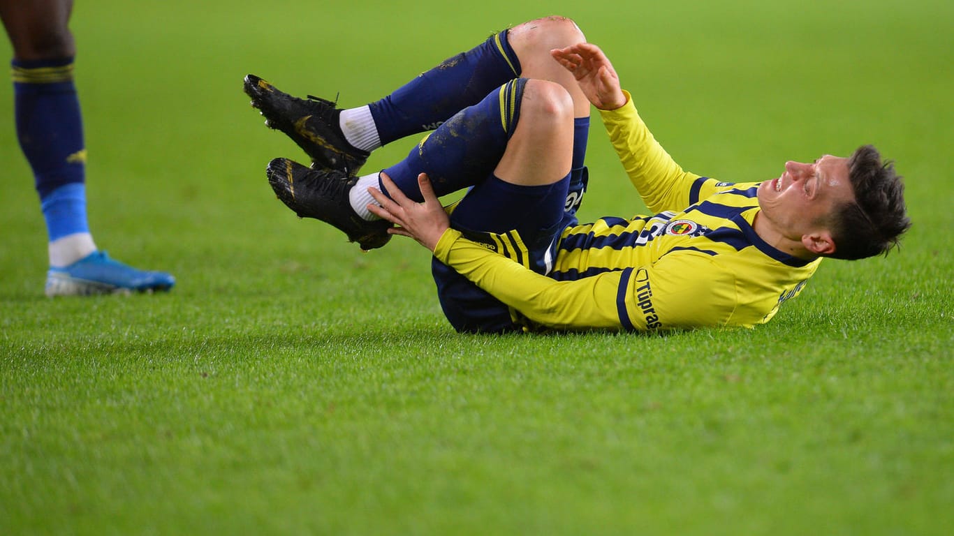 Schreckmoment: Mesut Özil liegt gegen Antalyaspor verletzt am Boden.