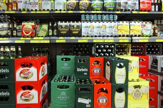 Verschiedene Biersorten im Regal (Symbolbild): Die Aktionspreise für Markenpils liegen derzeit auffällig tief.