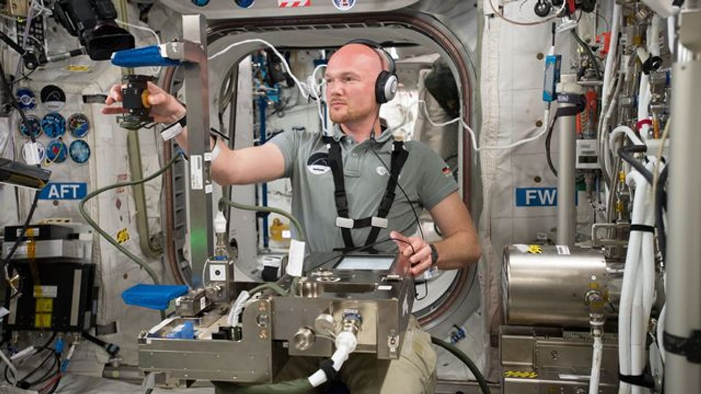 Der deutsche Astronaut Alexander Gerst führt ein Experiment auf der Internationalen Raumstation ISS durch.