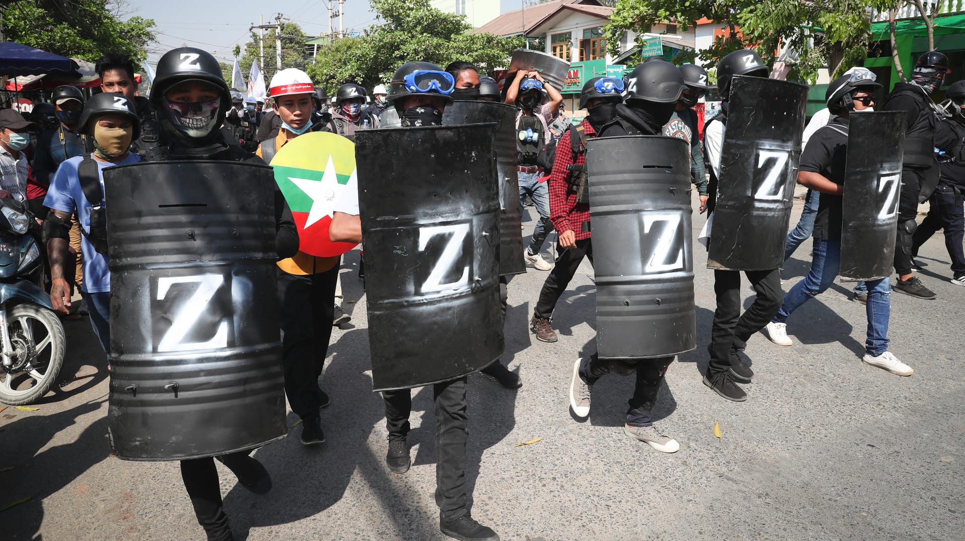 Anhaltende Proteste in Myanmar: Die tödliche Polizeigewalt der Militärführung wird von den USA mit weiteren Sanktionen bestraft.