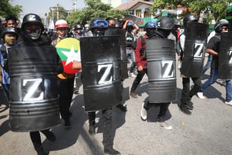 Anhaltende Proteste in Myanmar: Die tödliche Polizeigewalt der Militärführung wird von den USA mit weiteren Sanktionen bestraft.