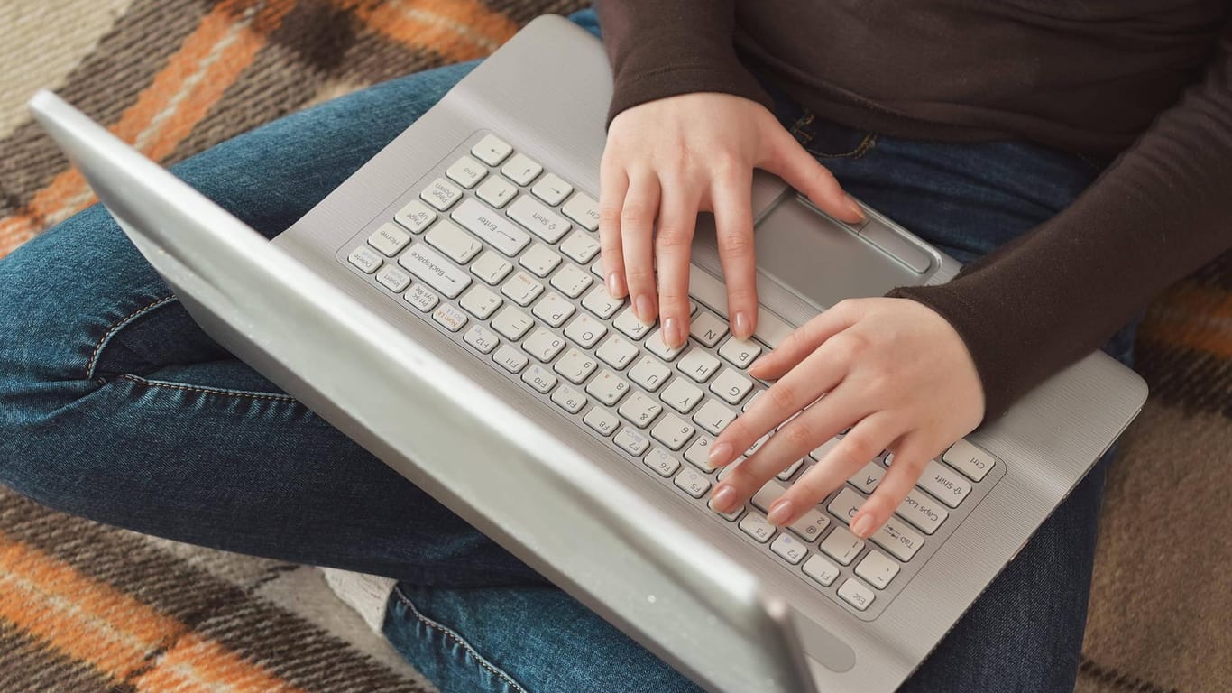 Eine Frau am Laptop (Symbolbild): Online-Studium macht den Studierenden das Tricksen offenbar einfacher.