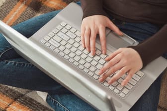 Eine Frau am Laptop (Symbolbild): Online-Studium macht den Studierenden das Tricksen offenbar einfacher.