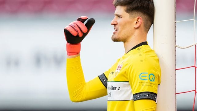 Stuttgarts Torwart Gregor Kobel dirigiert bei einem gegnerischen Freistoß die eigene Mauer. Stuttgarts Torwart Gregor Kobel dirigiert bei einem gegnerischen Freistoß die eigene Mauer.