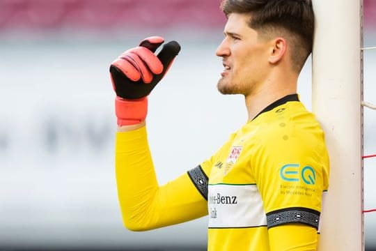 Stuttgarts Torwart Gregor Kobel dirigiert bei einem gegnerischen Freistoß die eigene Mauer.