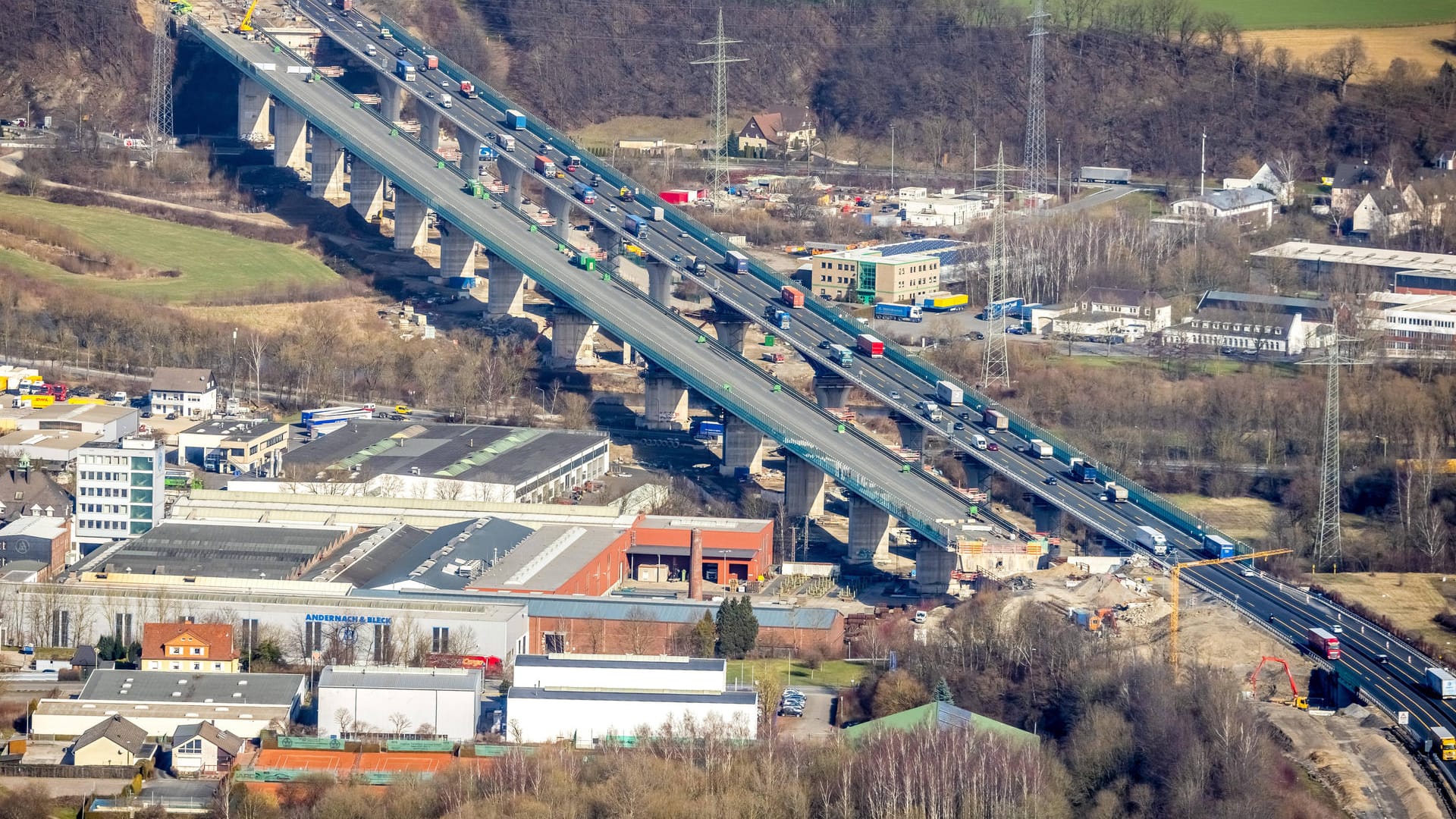 Luftbild der Lennetalbrücke: Das Bauwerk soll im Sommer 2021 fertig sein.