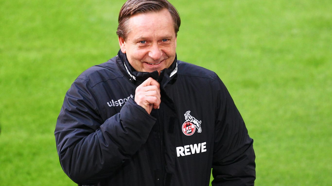 Horst Heldt geht über den Rasen: Der Geschäftsführer des 1.FC Köln will auf Gerüchte nicht eingehen.