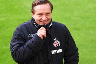 Horst Heldt geht über den Rasen: Der Geschäftsführer des 1.FC Köln will auf Gerüchte nicht eingehen.