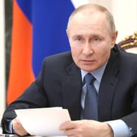 Wladimir Putin: Unter seiner Führung will Russland die deutsche Demokratie untergraben, warnt Historikerin und Pulitzer-Preisträgerin Anne Applebaum im t-online-Gespräch.