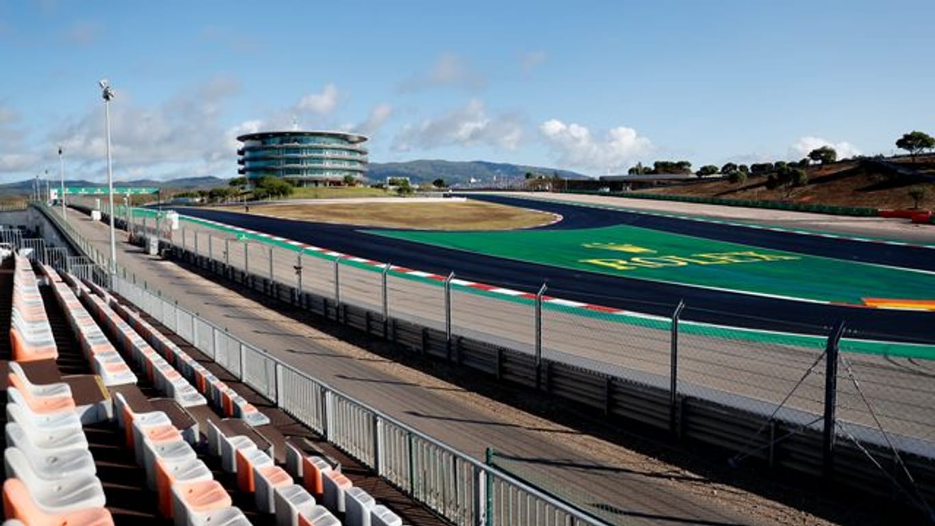 Die Zuschauerreihen im Autodromo Internacional do Algarve sind unbesetzt.