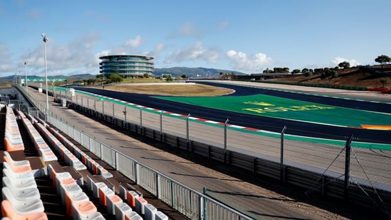 Die Zuschauerreihen im Autodromo Internacional do Algarve sind unbesetzt.