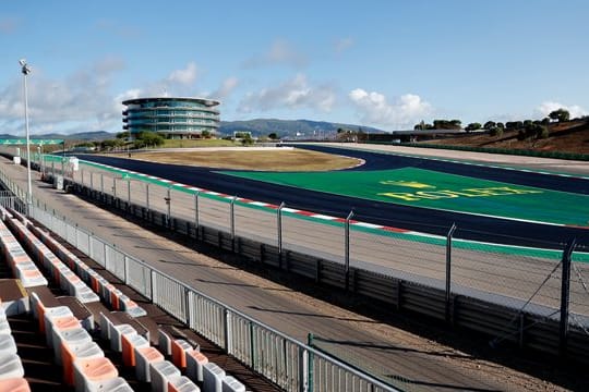 Die Zuschauerreihen im Autodromo Internacional do Algarve sind unbesetzt.