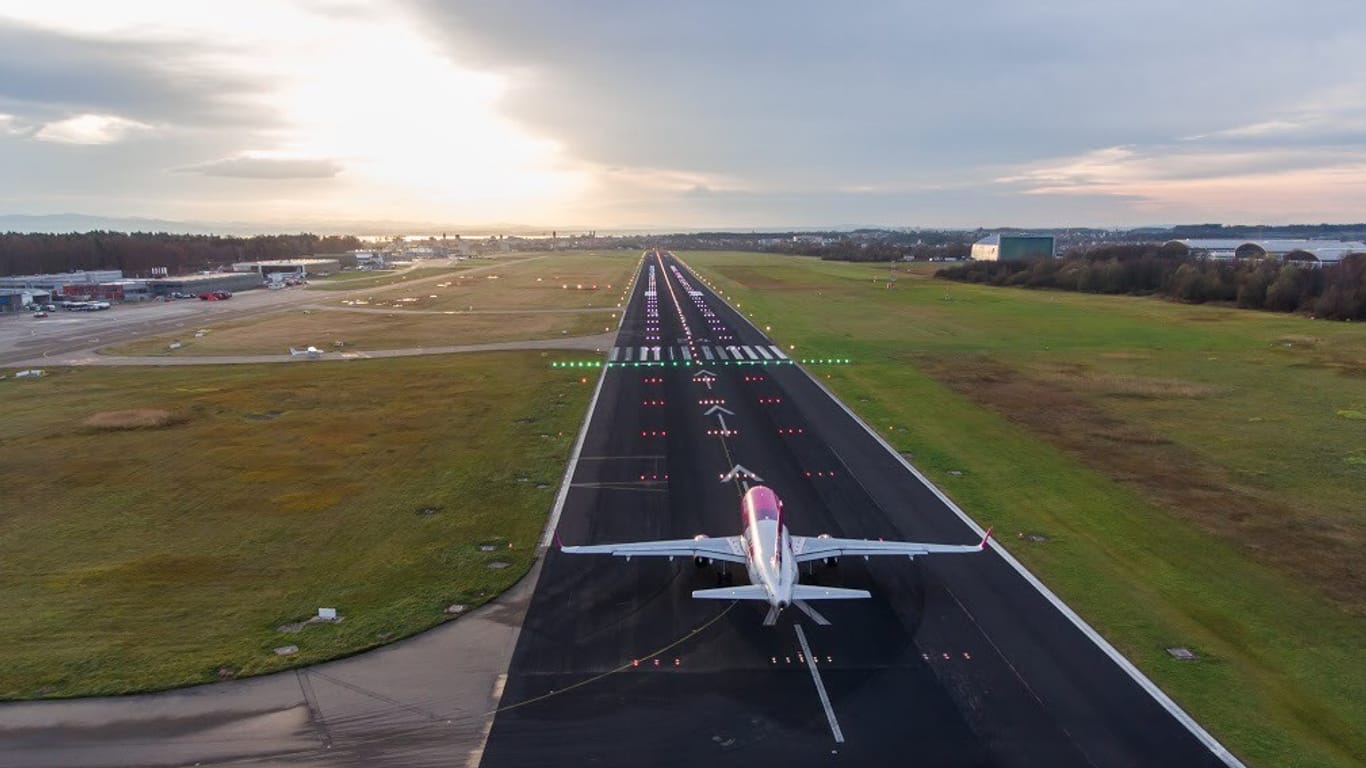 Flugzeug der Wizz Air startet am Bodensee-Airport: Im Moment läuft der Flughafen auf Sparflamme.