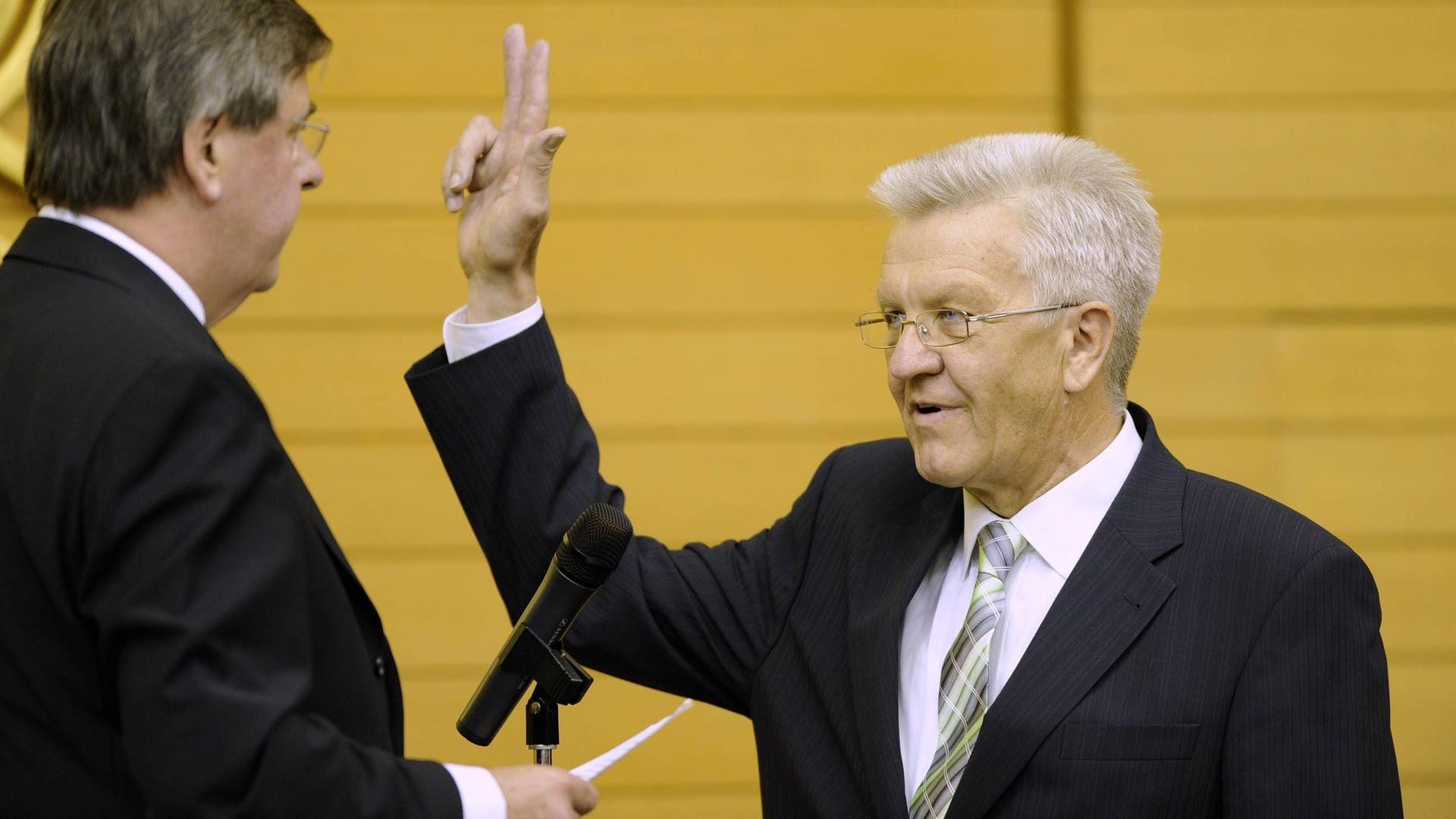 Winfried Kretschmann wird 2011 zum ersten Mal als Ministerpräsident von Baden-Württemberg vereidigt.