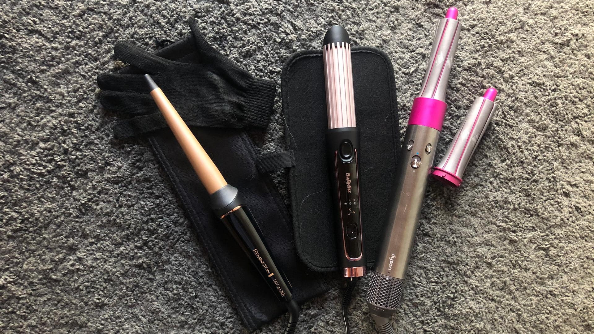 Der Lockenstab CI91W1B PROluxe Midnight Edition von Remington, der Curl Styler C112E von BaByliss und der Airwrap Complete Haarstyler von Dyson.(v.l.n.r.)