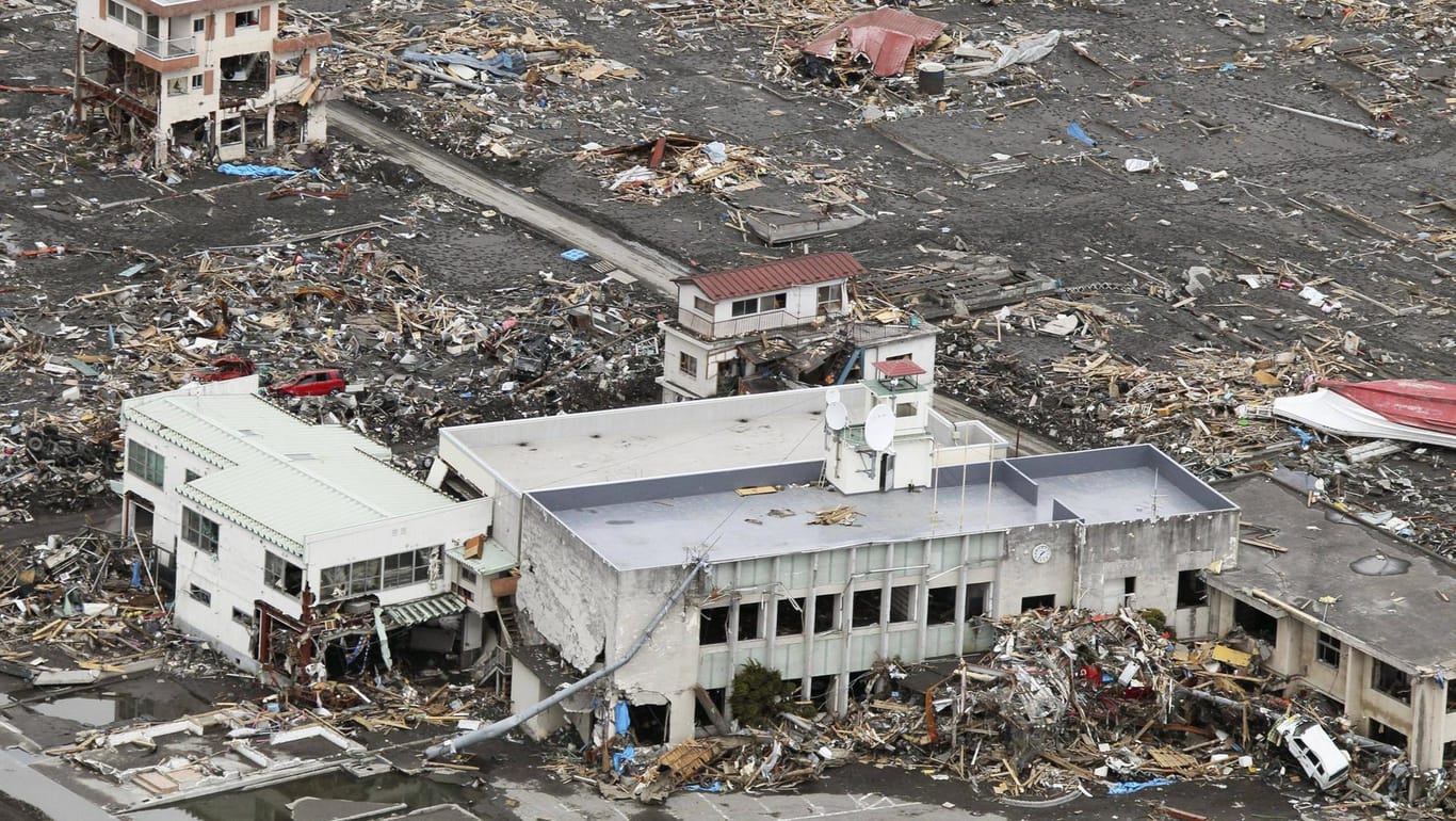 Nach einem Erdbeben vor Japan brach ein Tsunami über den Nordosten des Landes herein.