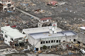 Nach einem Erdbeben vor Japan brach ein Tsunami über den Nordosten des Landes herein.