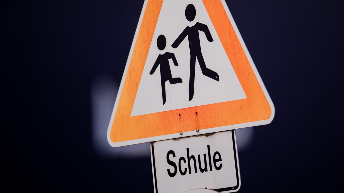 Schild mit Aufschrift "Achtung, Kinder!": Nordrhein-Westfalen holt ab 15. März weitere Schüler in die Schule zurück.