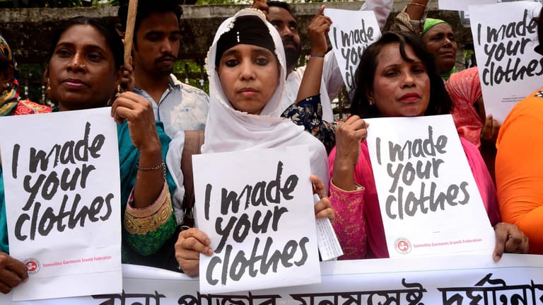 24. April 2019: Textilarbeiterinnen am Jahrestag von Rana Plaza zeigen "Ich habe eure Kleidung gemacht" und fordern weiterhin sicherere Arbeitsbedingungen.