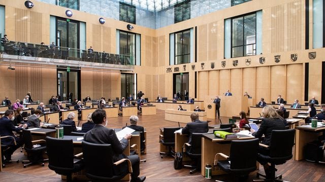 Geringverdiener, Familien mit Kindern und Unternehmen sollen in der Corona-Pandemie weitere Hilfen erhalten. Geringverdiener, Familien mit Kindern und Unternehmen sollen in der Corona-Pandemie weitere Hilfen erhalten.