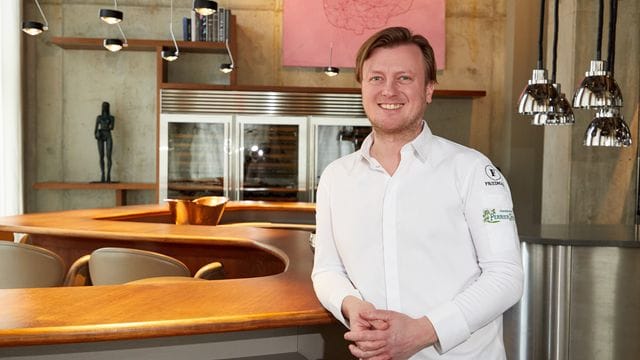 Kevin Fehling, Spitzenkoch, in seinem Restaurant "The Table". Kevin Fehling, Spitzenkoch, in seinem Restaurant "The Table".