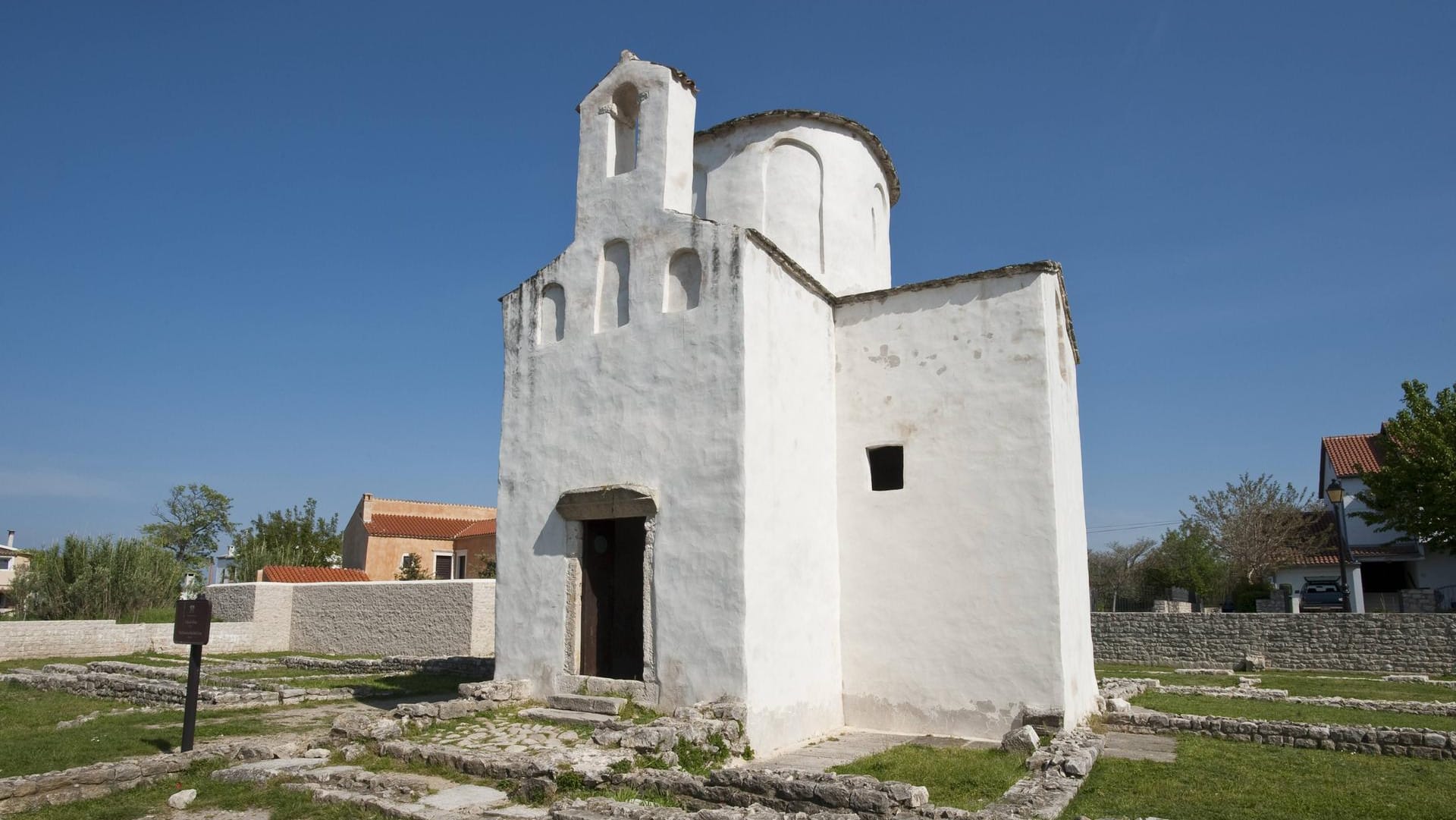 Heilig-Kreuz-Kirche in Nin: Sie gilt als kleinste Kathedrale der Welt.