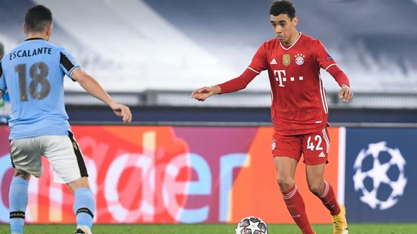 Der FC Bayern München hat Jamal Musiala (r) langfristig an sich gebunden.