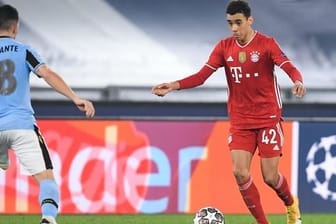 Der FC Bayern München hat Jamal Musiala (r) langfristig an sich gebunden.