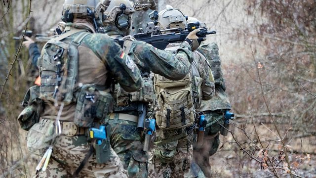 Bundeswehrsoldaten der Eliteeinheit Kommando Spezialkräfte (KSK) trainieren den Häuserkampf und eine Geiselbefreiung. Bundeswehrsoldaten der Eliteeinheit Kommando Spezialkräfte (KSK) trainieren den Häuserkampf und eine Geiselbefreiung.