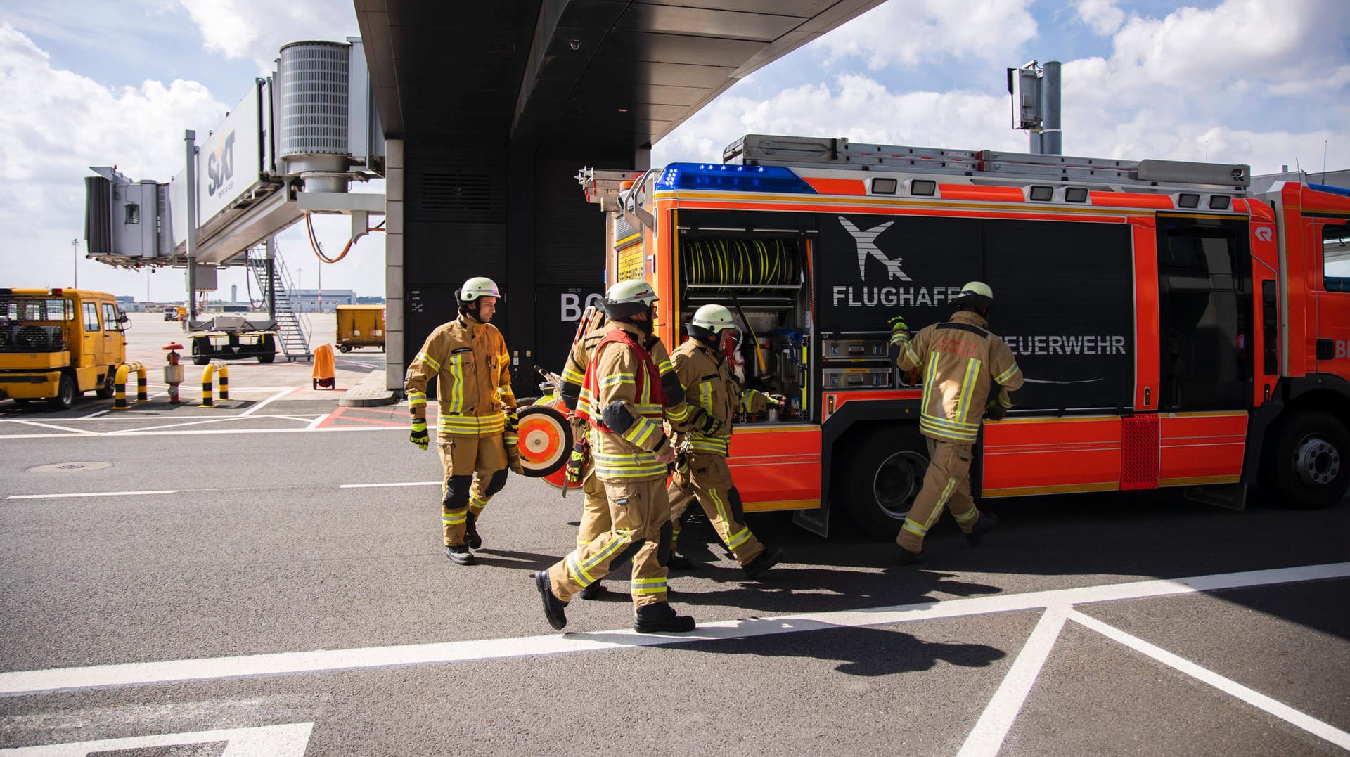 Die Flughafen Feuerwehr bei einer Übung am BER: Der Brandschutz am neuen Airport macht wieder Ärger.