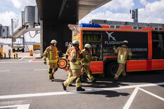 Die Flughafen Feuerwehr bei einer Übung am BER: Der Brandschutz am neuen Airport macht wieder Ärger.