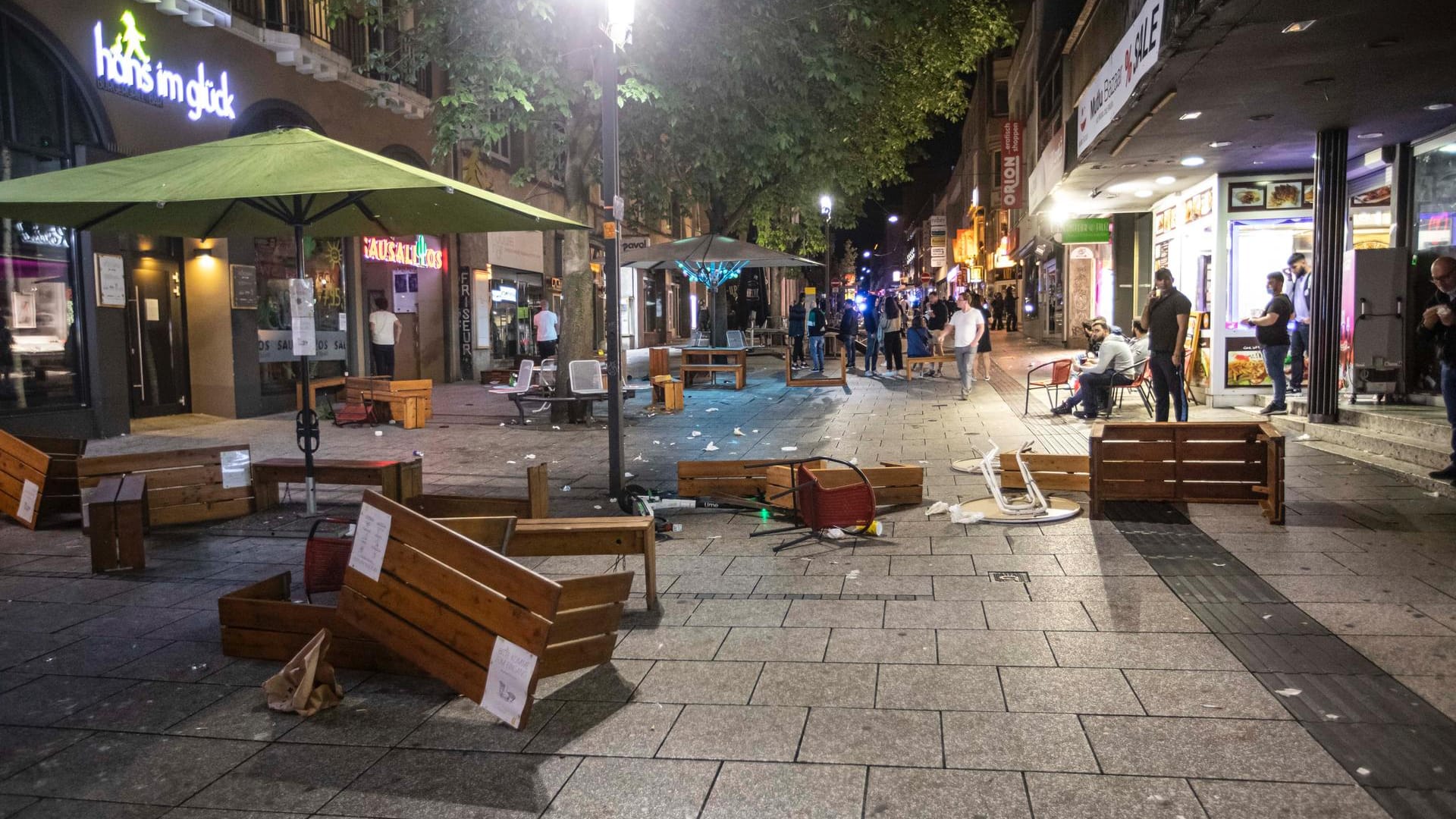 Tische und Bänke liegen auf dem Pflaster in der Innenstadt (Archivbild): Bei Auseinandersetzungen mit der Polizei haben Dutzende gewalttätige Kleingruppen die Innenstadt verwüstet und mehrere Beamte verletzt. Zwei wurden nun verurteilt.