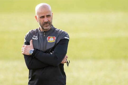 Leverkusens Trainer Peter Bosz verfolgt das Training seiner Mannschaft.