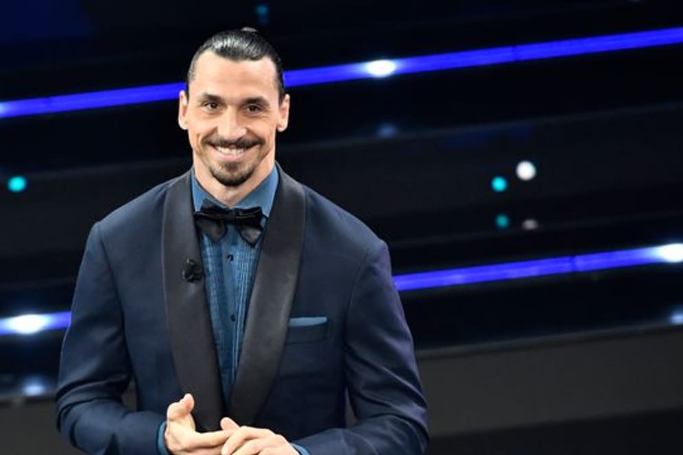 Zlatan Ibrahimovic liess sich "per Anhalter" von einem Motorradfahrer zu seinem Auftritt nach Sanremo bringen.