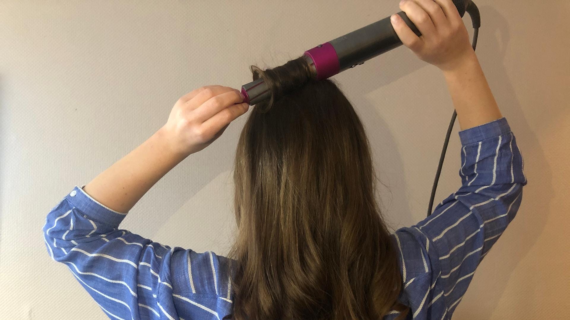 Der Haarstyler von Dyson in der Anwendung.