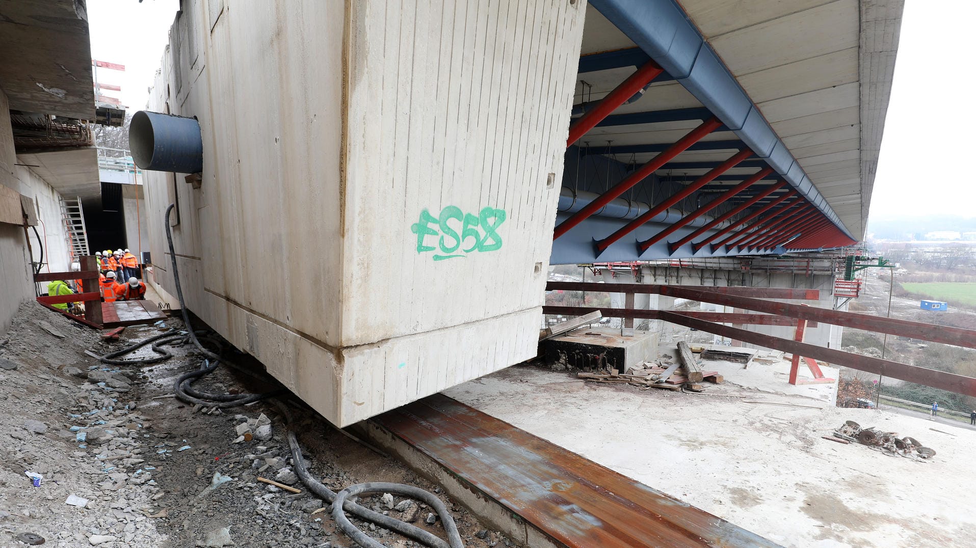 Ein Teil der Lennetalbrücke an der A45 steht auf Schlitten, über die er in die endgültige Position verschoben wird.