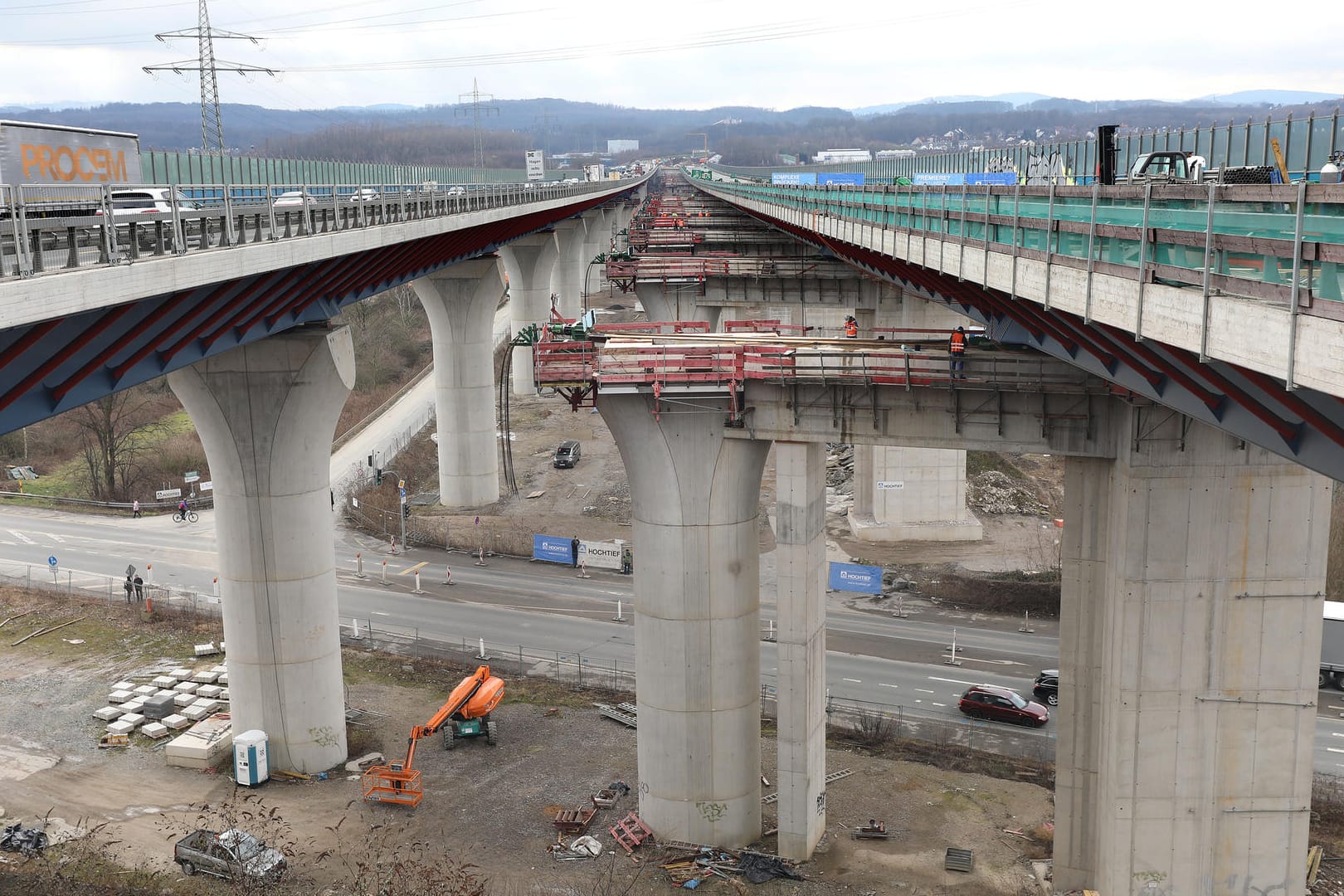 Der rechte Teil der Lennetalbrücke an der A45: Der Neubau der rund einen Kilometer langen Brücke wird verschoben.