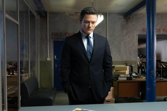 Superintendent Steve Wilkins (Luke Evans) arbeitet sich an zwei ungelösten Doppelmorden ab.