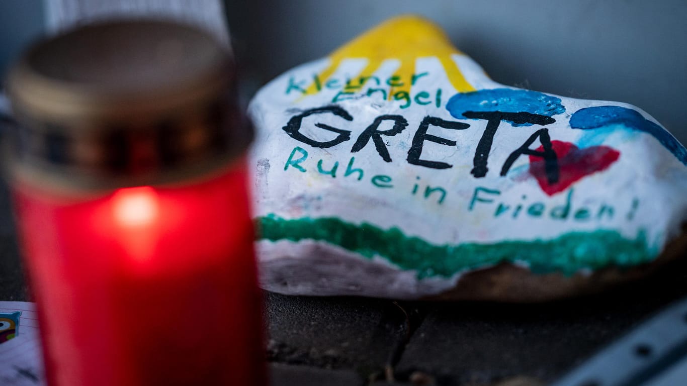 Bemalte Steine im Andenken an Greta: Das Kind starb einen Tag nach seinem dritten Geburtstag.