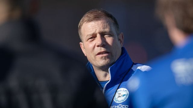 Der neue Trainer von Arminia Bielefeld, Frank Kramer, bei seinem ersten Training mit der Mannschaft. Der neue Trainer von Arminia Bielefeld, Frank Kramer, bei seinem ersten Training mit der Mannschaft.